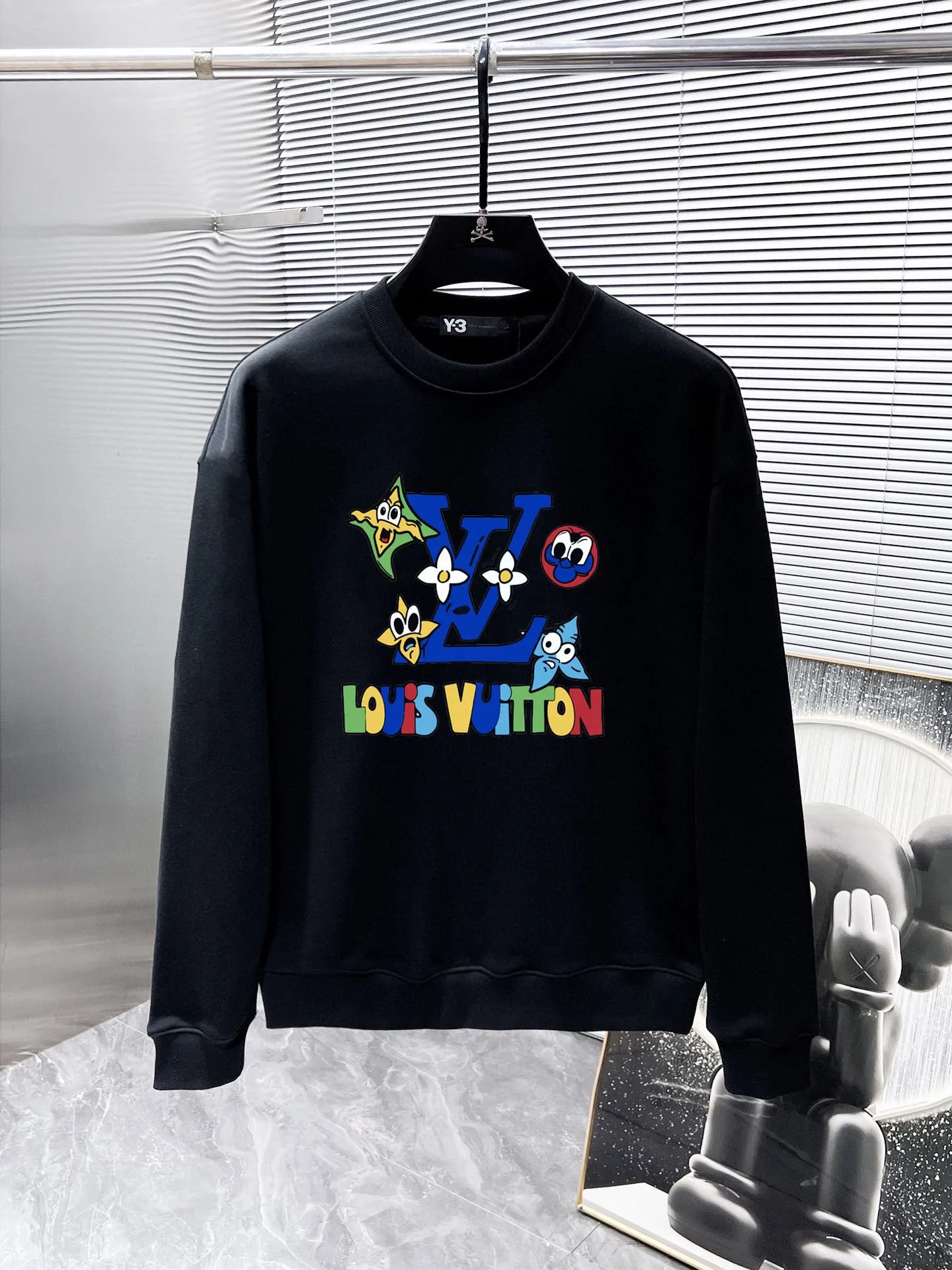 🅿️220 brand [LV Louis Vuitton] (good news for fat people) 2025ss autumn latest long-sleeved round-neck sweatshirt, on sale simultaneously on the official website. Refreshing and breathable. Made of top Tencel Roman. Comfortable and soft. 3D three-dimensional clarity. Super fashion sense. Great for gifting and keeping for yourself. Size: M-5XL (can wear up to 220 pounds)